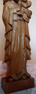 Virgen María con niño sobre peana de madera. Talla de buen tamaño.