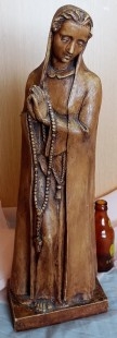 Virgen María. Escultura en barro. Años 40. Origen belga. 53 cm de alto.