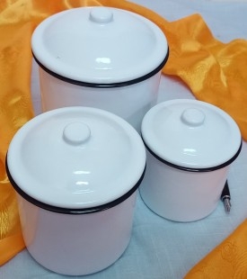 Tarros de cocina. Tazas esmaltadas. Colección de 3 unidades.