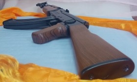 Fusil de asalto. AK-47. Fabricado en plástico. Atrezo para escenas de cine o publi.