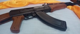 Fusil de asalto. AK-47. Fabricado en plástico. Atrezo para escenas de cine o publi.