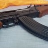 Fusil de asalto. AK-47. Fabricado en plástico. Atrezo para escenas de cine o publi.