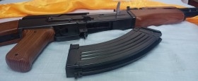 Fusil de asalto. AK-47. Fabricado en plástico. Atrezo para escenas de cine o publi.