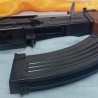 Fusil de asalto. AK-47. Fabricado en plástico. Atrezo para escenas de cine o publi.