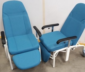 Sillones para habitación de hospital en alquiler. Actuales. Varias unidades para alquilar.  Sillón. Atrezzo de cine.