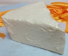 Queso. Alimento ficticio. Cuña de queso. Alquiler de atrezzo