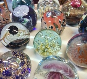 Pisa-papeles. Esferas de vidrio. Multitud de modelos para atrezo en decoraciones.