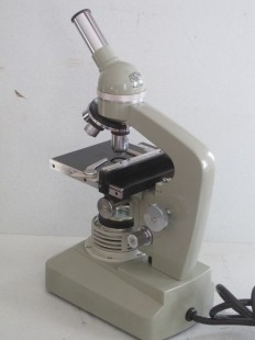 Microscopio. Profesional. Kyowa Optical Co. Ltd Tokyo años 60. Caja original. Origen holandés. Incluye accesorios. Props online.
