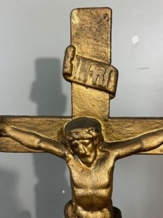 Corpus Cristi. Figura de 51 cm de alto. Construida en hierro y pintada de dorado.