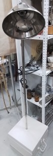 Lámpara clínica con base cofre en madera. Años 70.