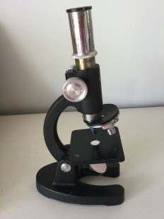Microscopio años 50-60. Caja original. Incluye accesorios.