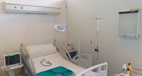 Box hospitalario. Modernas camas eléctricas  y aparatología para alquilar. Boxes. Atrezzo en España.