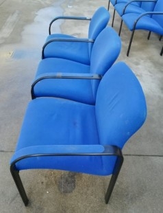 Bancadas de 3 asientos. Metálicas y tapizadas en azul. Perfecto estado general.