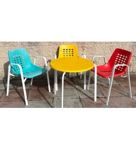 Mesas. Jardín. Mesas de colores con sillas a juego. Buen estado.