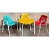Mesas. Jardín. Mesas de colores con sillas a juego. Mesa jardín en alquiler para el cine.
