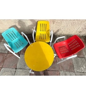Mesas. Jardín. Mesas de colores con sillas a juego. Mesa jardín en alquiler para el cine.