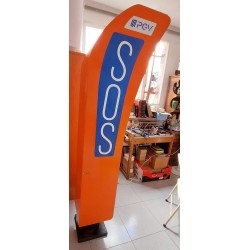 Poste SOS. Atrezzo. Construido para el cine.