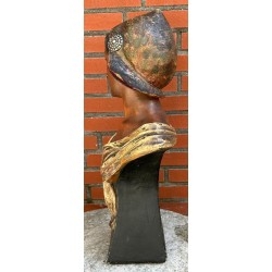 Escultura. Figura femenina en escayola policromada. 60 cm de altura. Años 70.