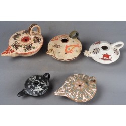 Lamparilla de aceite. Lucernas. Colección de varias lucernas para alquiler en rodajes.
