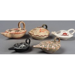 Lamparilla de aceite. Lucernas. Colección de varias lucernas para alquiler en rodajes.