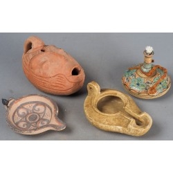 Lamparilla de aceite. Lucernas. Colección de varias lucernas para alquiler en rodajes.