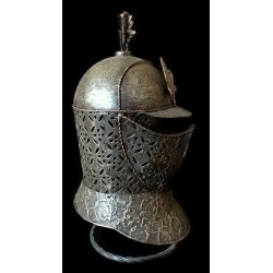 Yelmo, casco de Caballero. Estilo medieval. Decorativo. Lirio francés.
