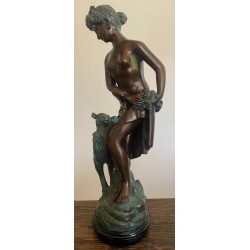 Mujer con cordero. 48 cm alto. Escultura en bronce. Semi-desnuda.