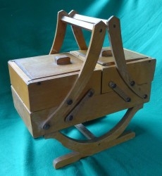 Costurero. Antiguo. Madera. Años 50. Caja de costura.