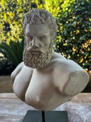 Busto. Hércules Farnesio. 34 cm altura. Escultura en polvo de mármol.