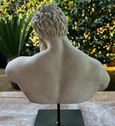 Busto. Hércules Farnesio. 34 cm altura. Escultura en polvo de mármol.