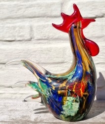 Gallo. Vidrio de Murano. 22 cm altura. Colorida y alegre escultura.