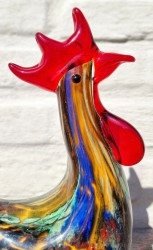 Gallo. Vidrio de Murano. 22 cm altura. Colorida y alegre escultura.
