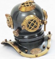 Escafandra. Atrezzo naval. Casco de buceo. Alquiler para el cine.