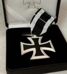 Cruz de Hierro. 2ª Clase 1914 con Cinta. Estuche incluido. Atrezzo de cine.