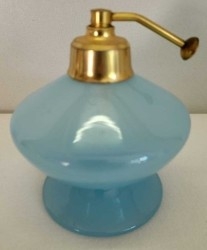 Tocador. Juego de tocador. Opalina azul. Años 50. Alquiler para el cine.