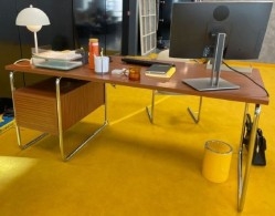 Mesa escritorio. Tubular. Estilo Bauhaus Mücke & Melder. Construidas por el cine. Alquiler para rodajes.