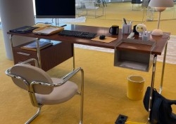 Mesa escritorio. Tubular. Estilo Bauhaus Mücke & Melder. Construidas por el cine. Alquiler para rodajes.