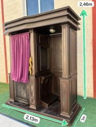 Confesionario. Madera maciza. Enorme y desmontable. Atrezzo de época.