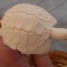 Abrecartas fabricado a mano con figura de tortuga en su asidera. Espuma de mar. Turquía.
