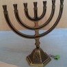 Candelabro judío de 7 brazos. Menorá. En bronce. Buen estado general. Jewish chandelier