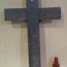 Crucifijo de los años 70. En pesado metal y madera. Emblemático. 70 cm de altura.