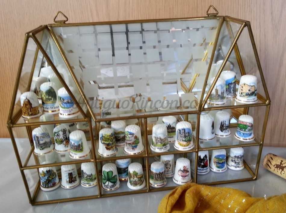 Colección de dedales en vitrina de latón y vidrio. 30 unidades. Old timbles  for rent. Decoración