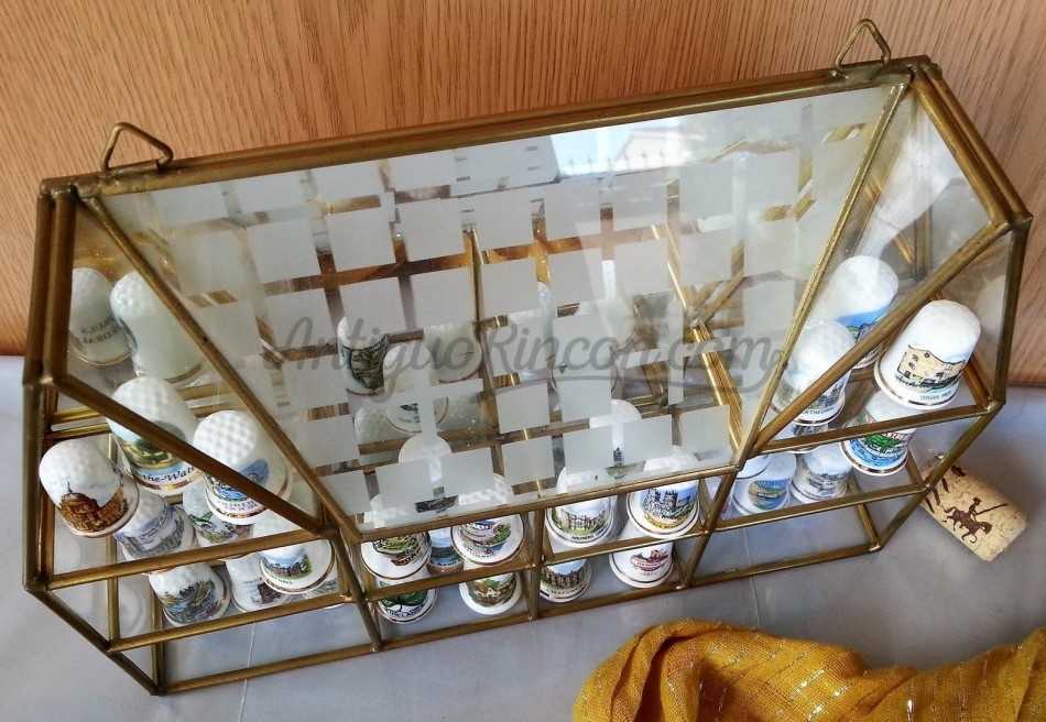 Colección de dedales en vitrina de latón y vidrio. 30 unidades