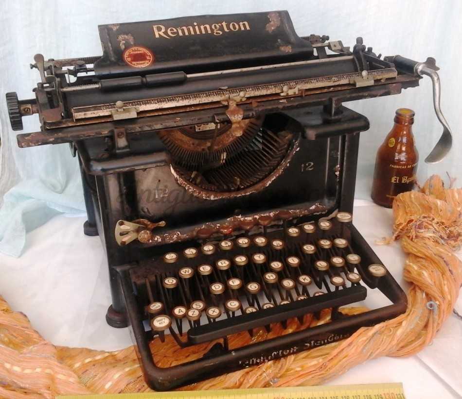 Antigua m quina escribir marca Remington. Muy viejita y oxidada