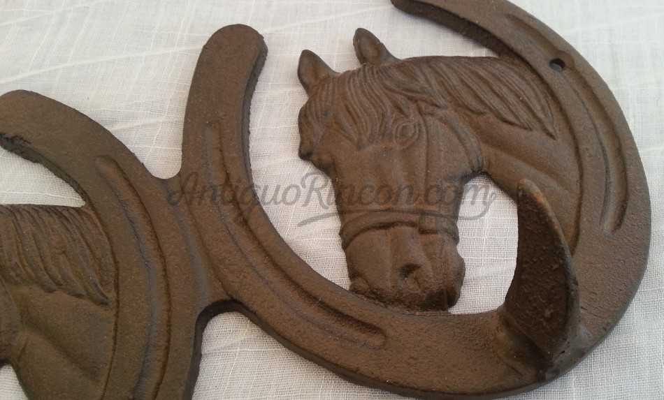 Percheros con clearance herraduras de caballos