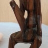 Escultura en madera tallada. Chino sentado.
