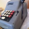 Calculadora manual antigua. Marca Triumphator CRN2. Está bloqueada. Old manual calculator
