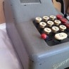 Calculadora manual antigua. Marca Triumphator CRN2. Está bloqueada. Old manual calculator