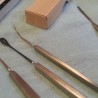 Bisturís. Colección de 5 instrumentos quirúrgicos. Buena conservación.