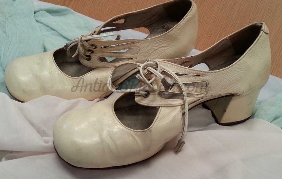 Zapatos de mujer anos 70. Emblematicos. Atrezzo moda vintage para series
